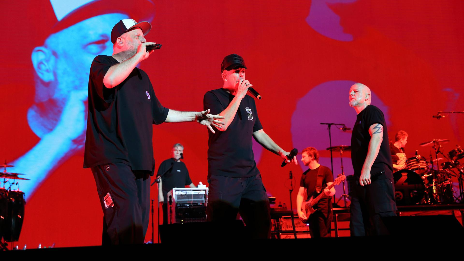 Michael Bernd Schmidt alias Smudo, Andreas Rieke alias And.Ypsilon, Michael Beck alias Michi Beck und Thomas Dürr alias Hausmeister Thomas D, v.l., von Der Band Die Fantastischen Vier bei einem Konzert in der Uber Arena in Berlin, 18. Dezember 2024.