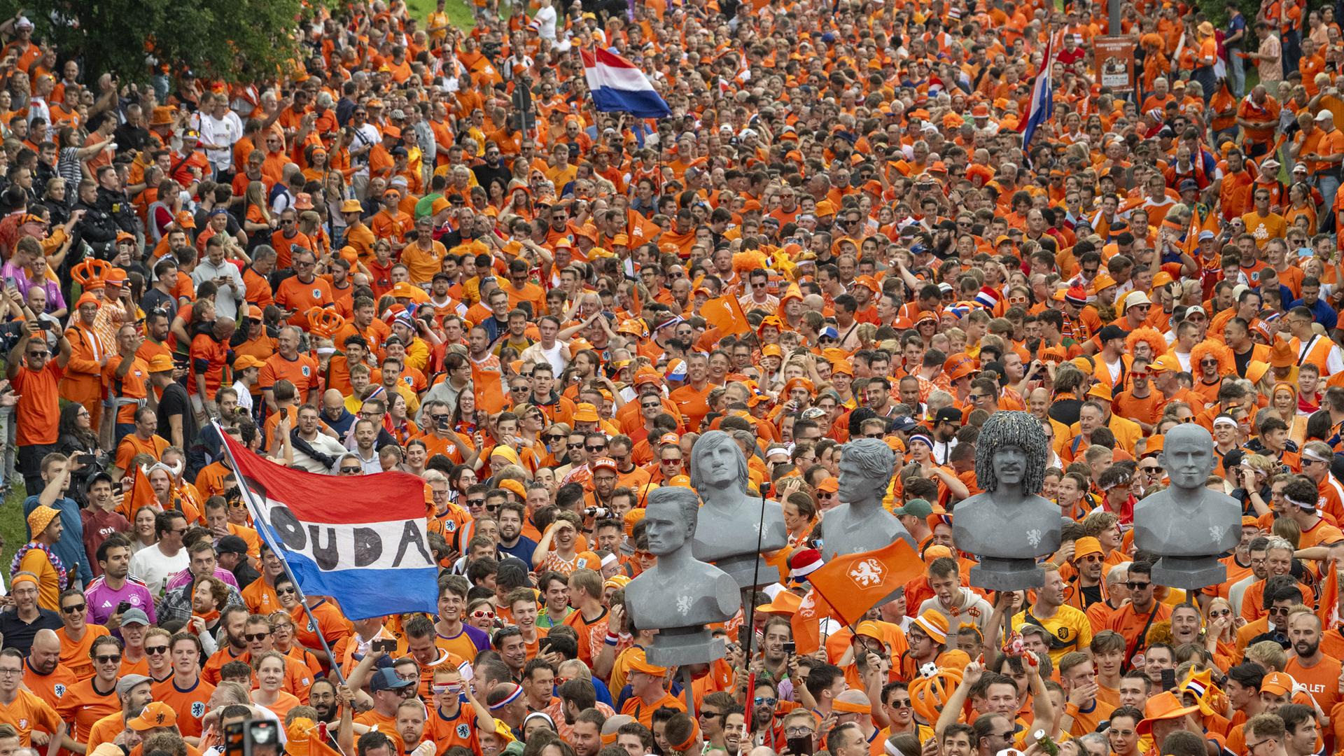 Fans der Niederlande gehen vor dem Spiel bei einem Fanwalk durch den Olympiapark.