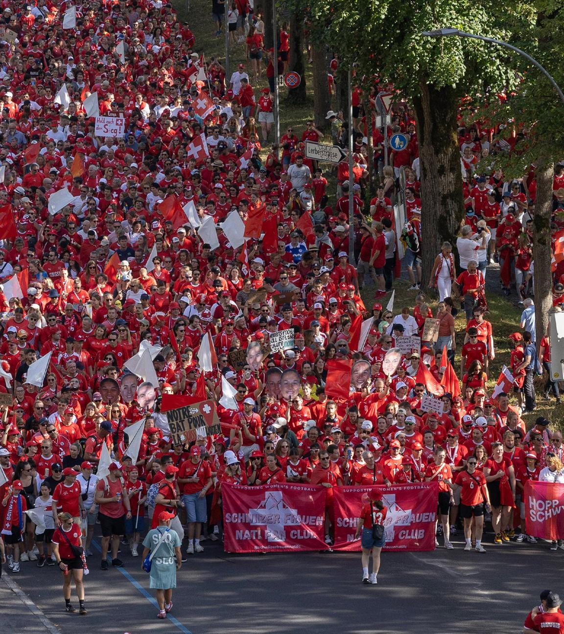 Fanmarsch vor dem Viertelfinalspiel der EM zwischen Spanien und der Schweiz