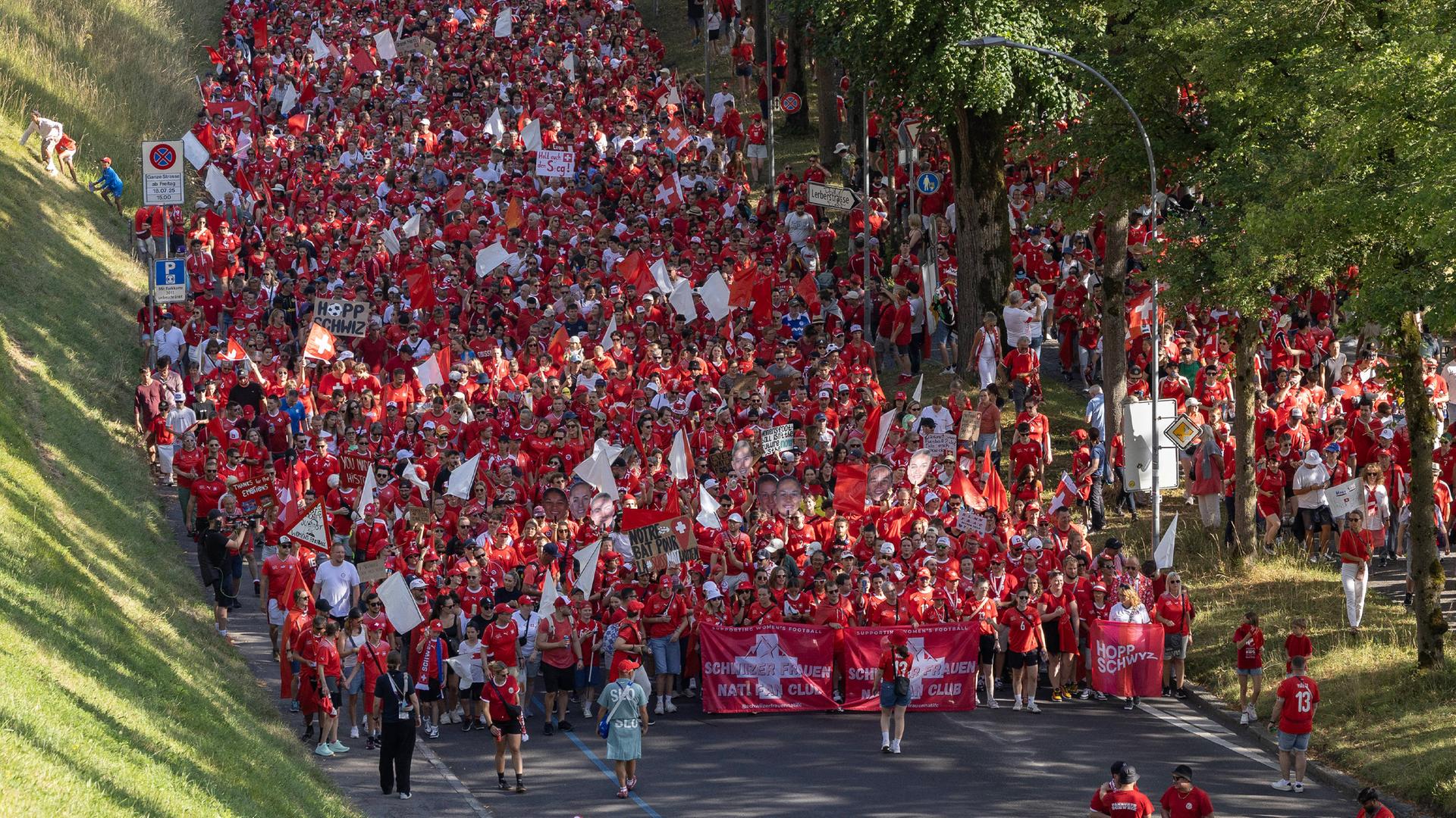 Fanmarsch vor dem Viertelfinalspiel der EM zwischen Spanien und der Schweiz