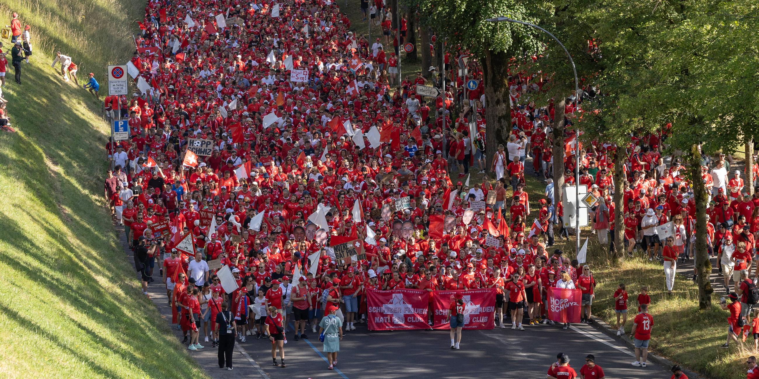 Fanmarsch vor dem Viertelfinalspiel der EM zwischen Spanien und der Schweiz