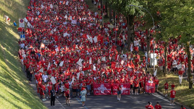 Fanmarsch vor dem Viertelfinalspiel der EM zwischen Spanien und der Schweiz