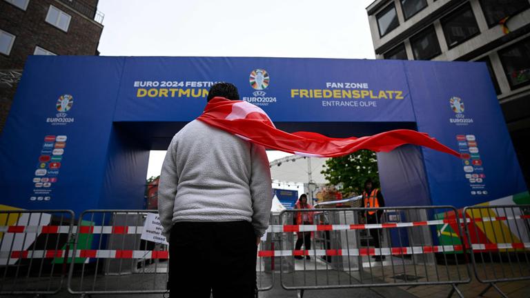 Ein türkischer Fan steht vor der gesperrten Fanzone vor dem Fußballspiel der UEFA Euro 2024 Gruppe F zwischen der Türkei und Georgien am 18.06.2024 in Dortmund.