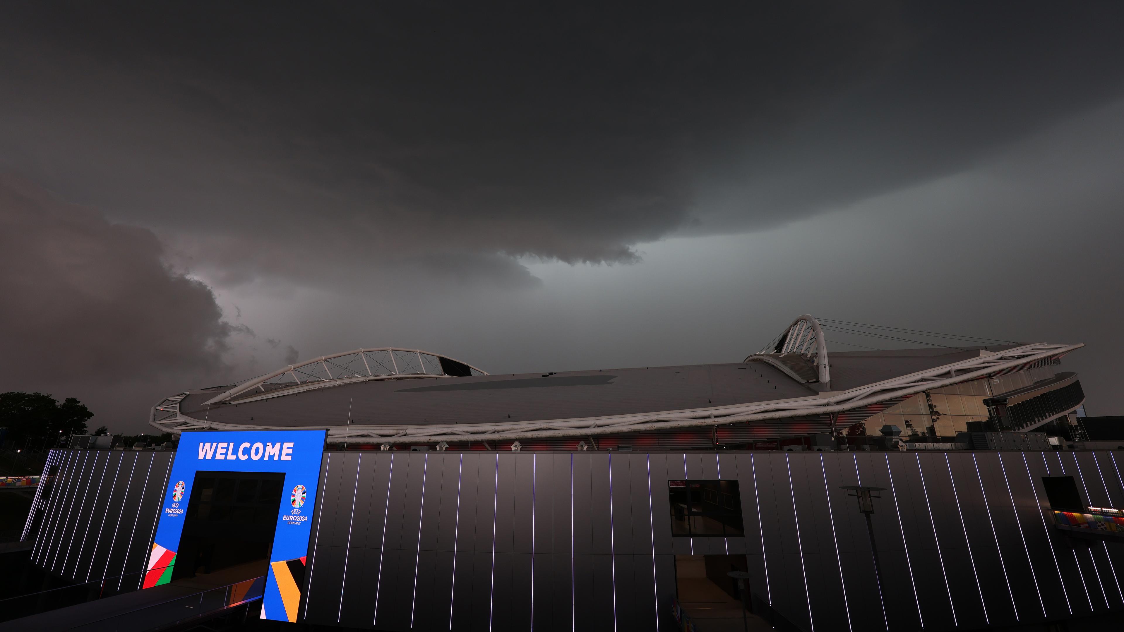 Dunkle Wolken über der Arena in Leipzig