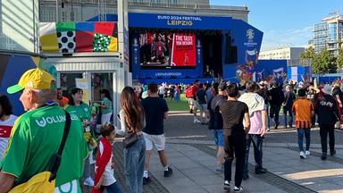 Menschen auf der Em-Fan-Zone in Leipzig.