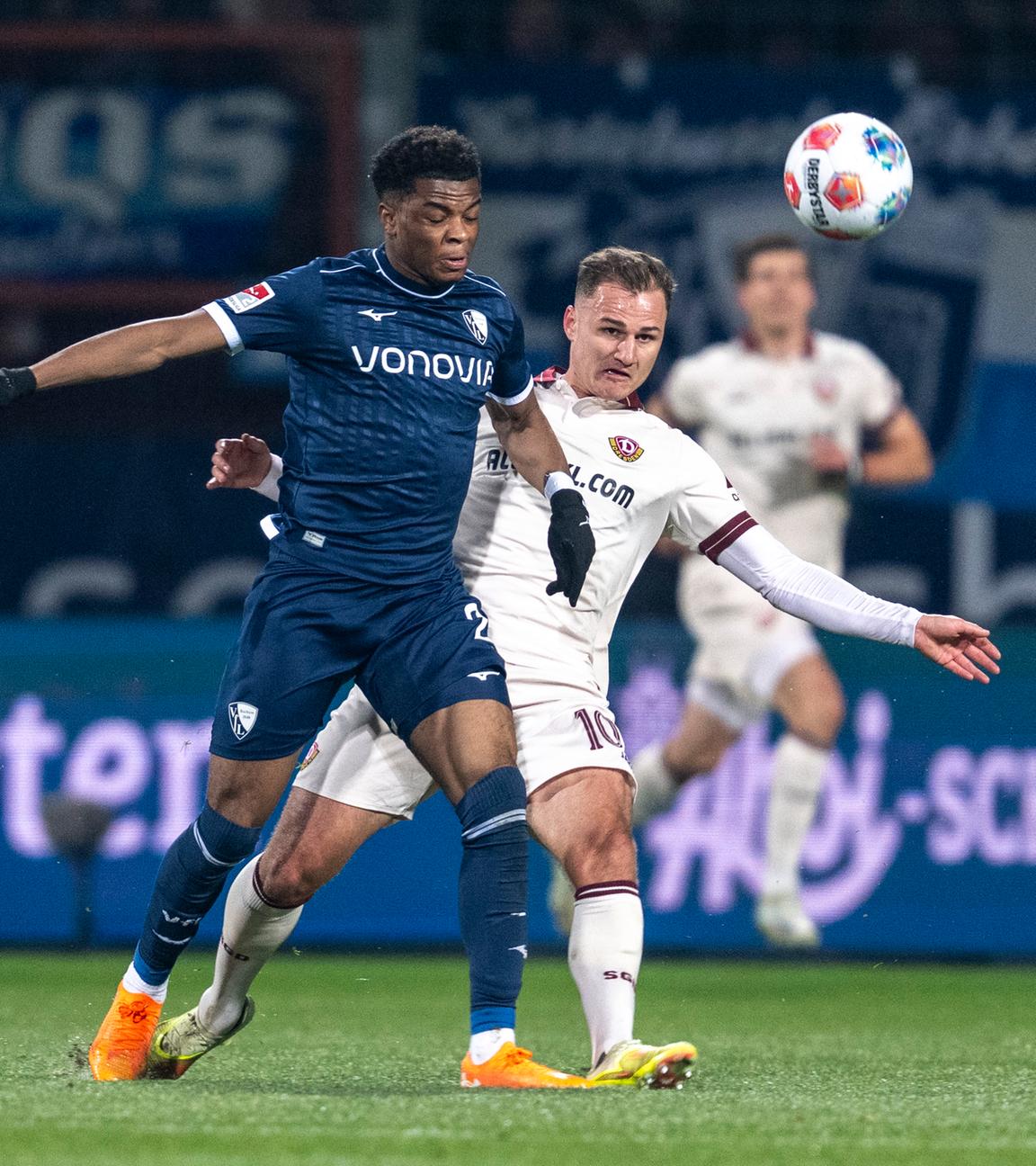 Fußballer Farid Alfa-Ruprecht (VfL Bochum) (l) und Jakob Lemmer (Dynamo Dresden) kämpfen am 21.11.2025 in Bochum um den Ball. 