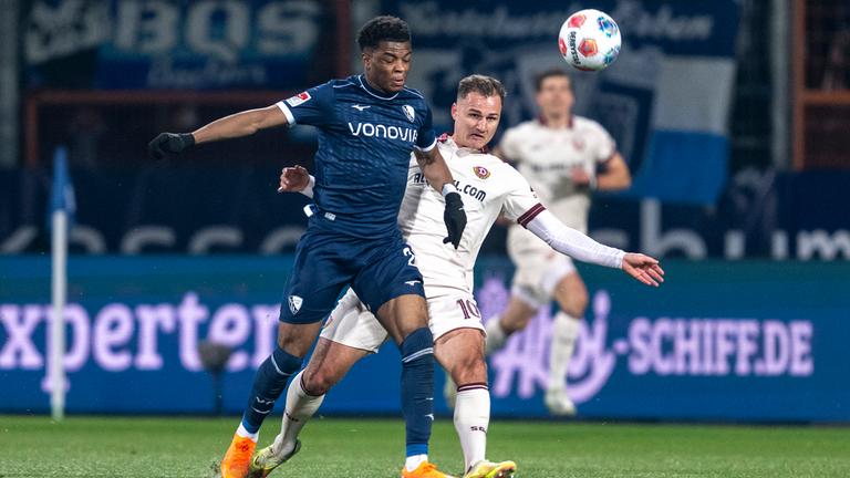 Fußballer Farid Alfa-Ruprecht (VfL Bochum) (l) und Jakob Lemmer (Dynamo Dresden) kämpfen am 21.11.2025 in Bochum um den Ball. 