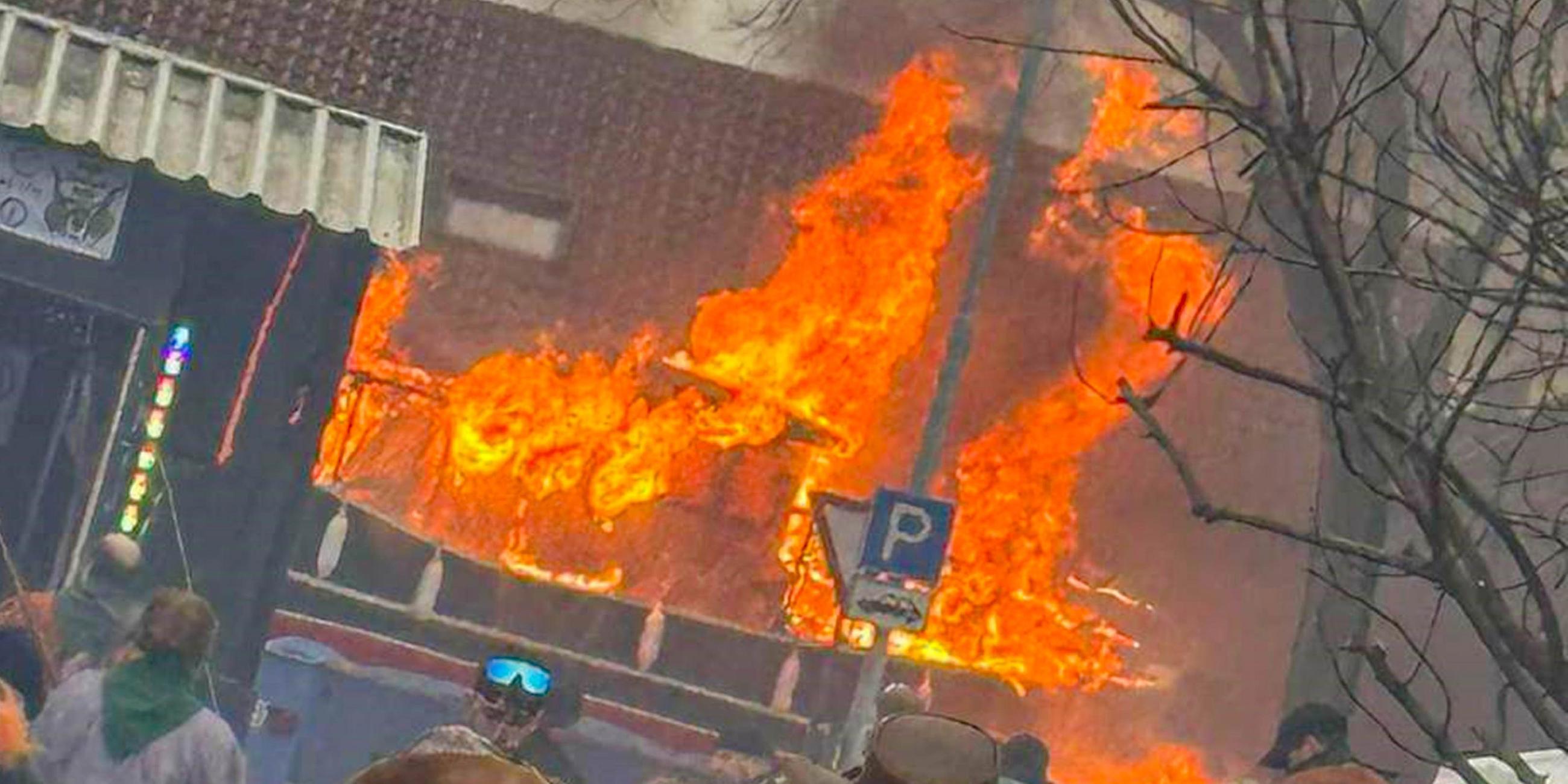 Ein Faschingswagen steht in Flammen