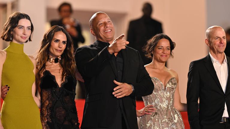  Meadow Rain Walker (L), die US-Schauspielerin Jordana Brewster (2.v.l.), der US-Schauspieler Vin Diesel (M), die US-Schauspielerin Michelle Rodriguez (2.v.r.) und der US-Produzent Neal Moritz (R) treffen zur Vorführung des Films The Fast and the Furious bei der 79. Ausgabe des Cannes Film Festival in Cannes, Frankreich, am 13. Mai 2026