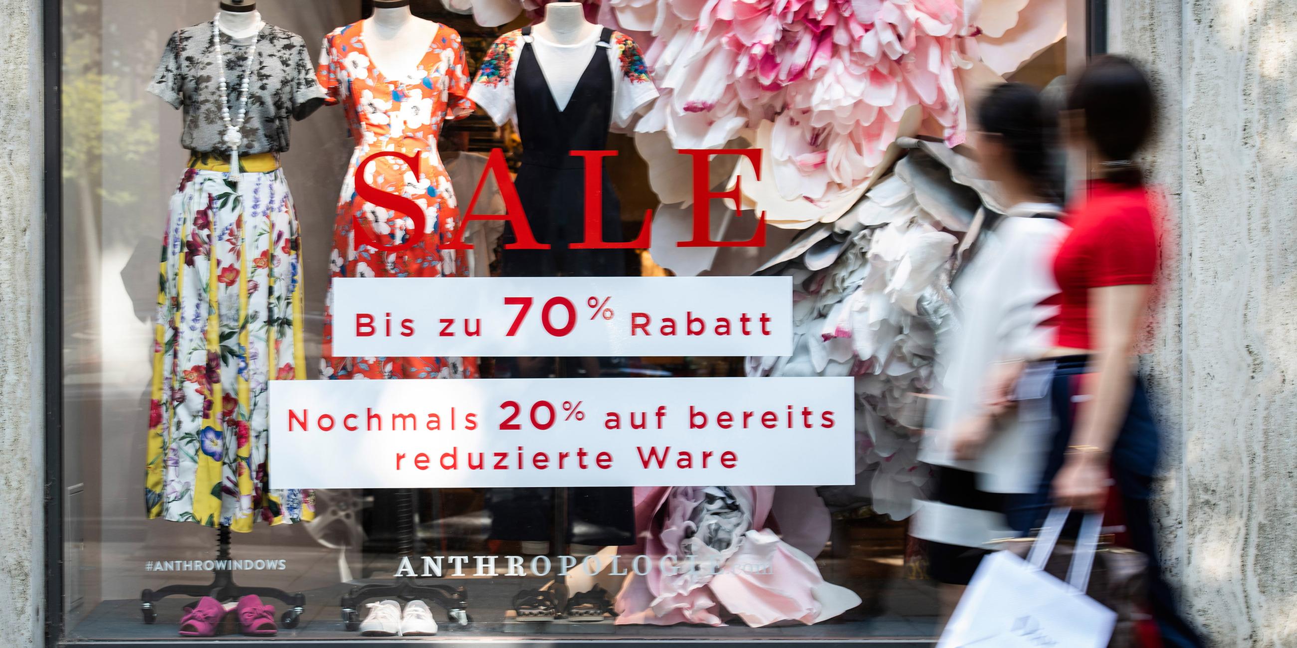 Ein Hinweis auf den "Sale" verkauf steht in einem Modegeschäft