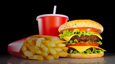 Hamburger mit Pommes frites und einem Getränk