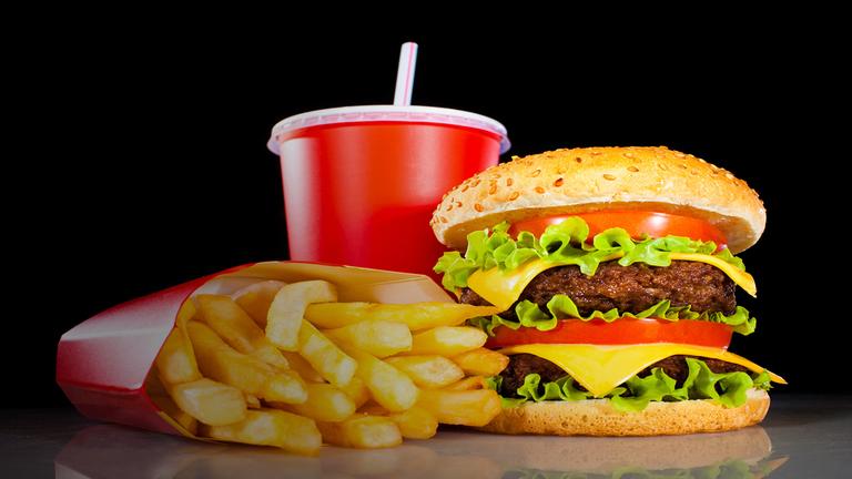 Hamburger mit Pommes frites und einem Getränk