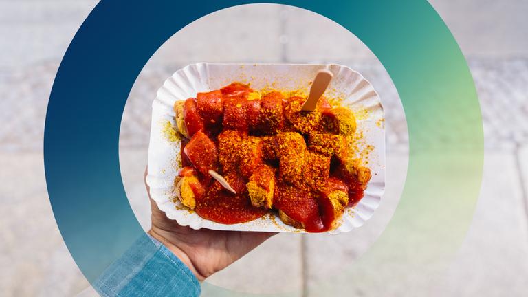 Pappteller mit Currywurst