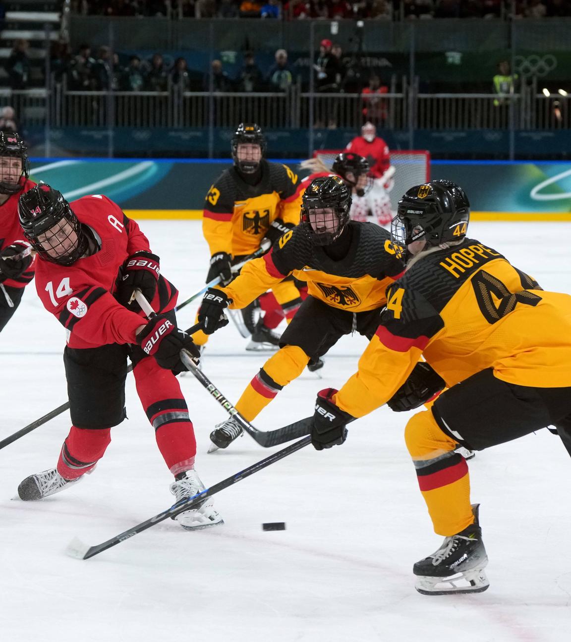 Kanadas Eishockeyspielerin Renata Fast gibt im zweiten Drittel des Frauen-Eishockey-Viertelfinales bei den Olympischen Winterspielen 2026 in Mailand einen Torschuss ab, während Deutschlands Hanna Hoppe verteidigt