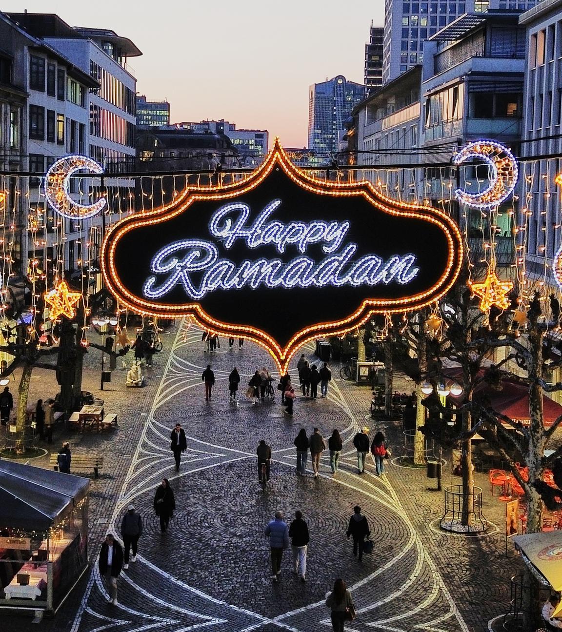 Eine Beleuchtung mit der Aufschrift "Happy Ramadan" in Frankfurt.