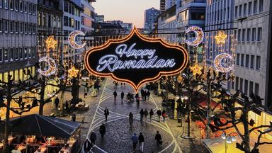 Eine Beleuchtung mit der Aufschrift "Happy Ramadan" in Frankfurt.