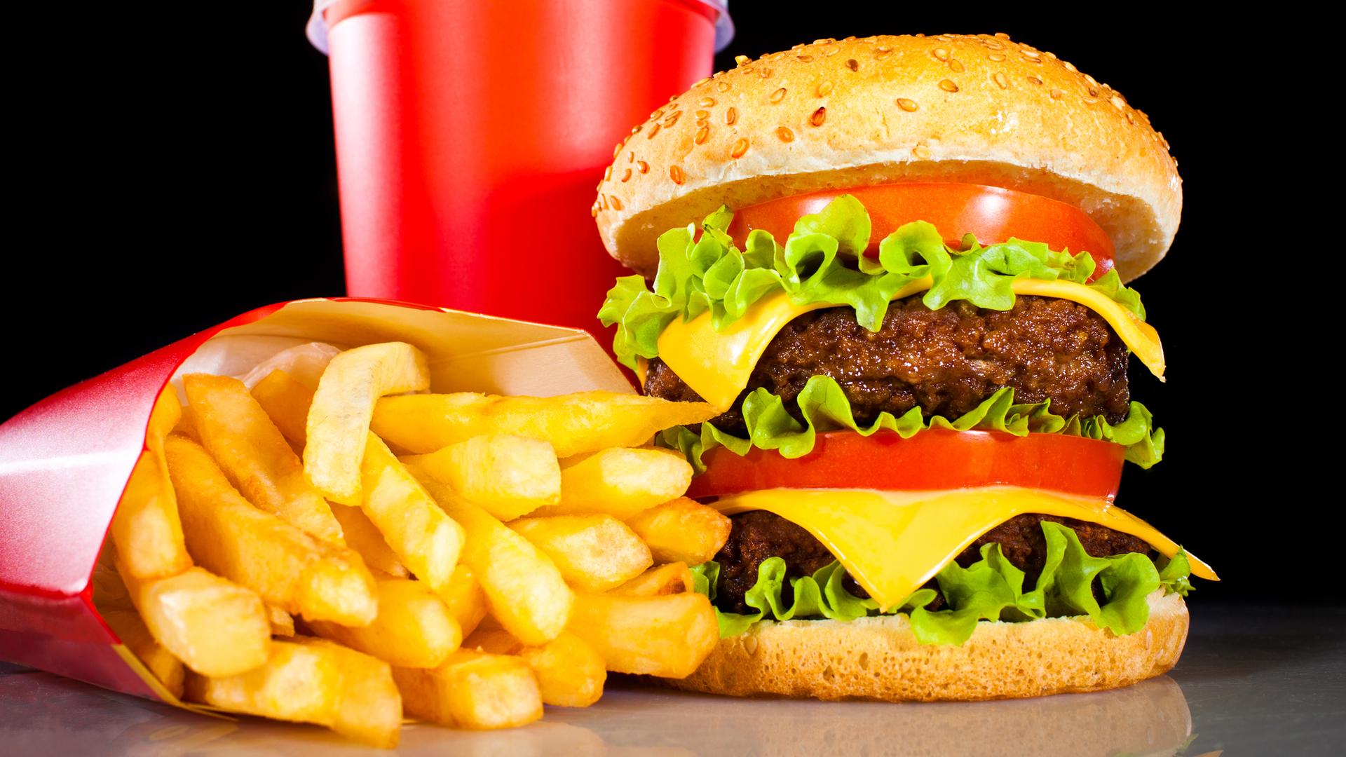 Fast Food Müll auf einem Mülleimer