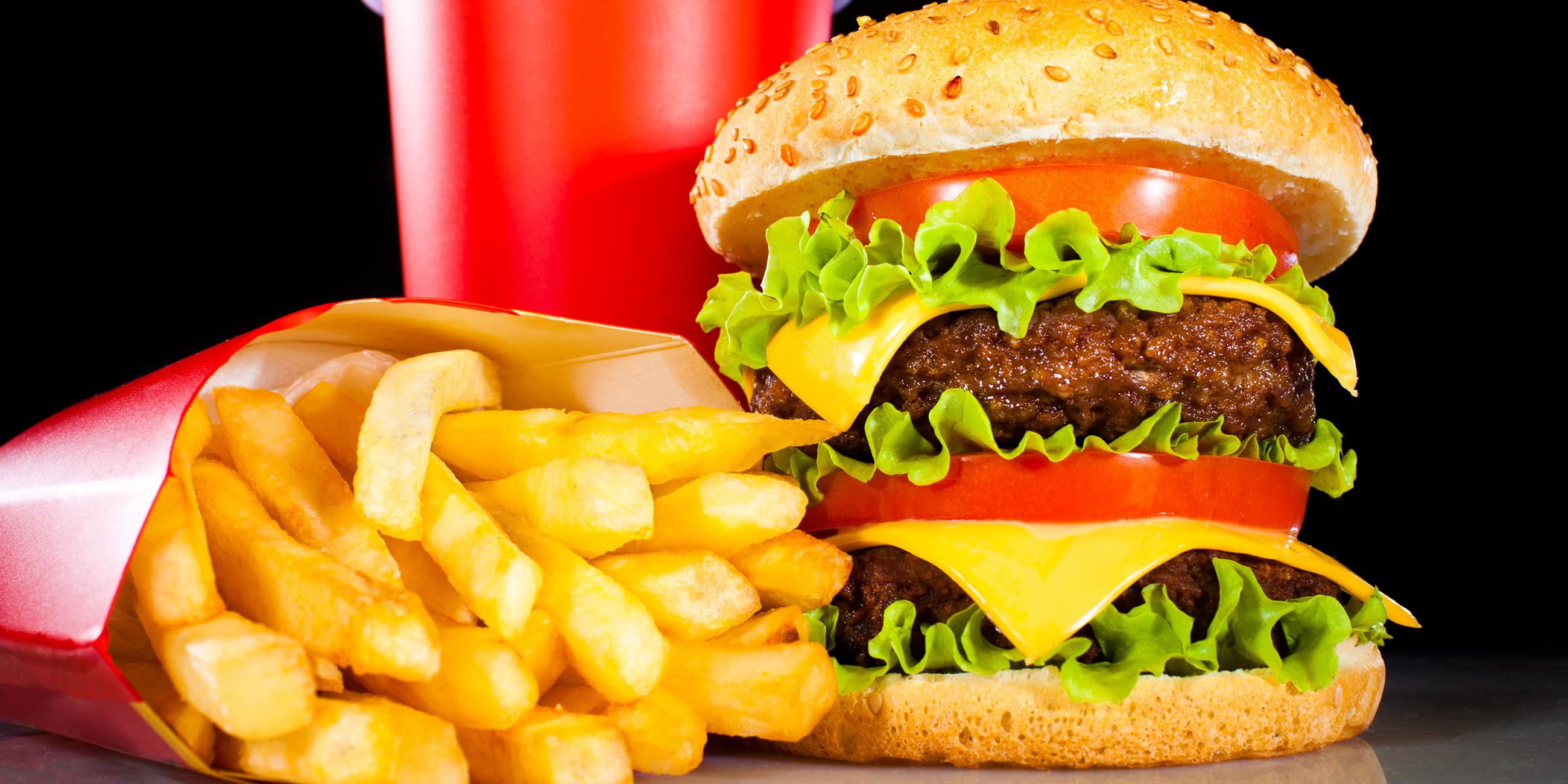 Fast Food Müll auf einem Mülleimer