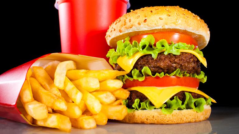 Fast Food Müll auf einem Mülleimer