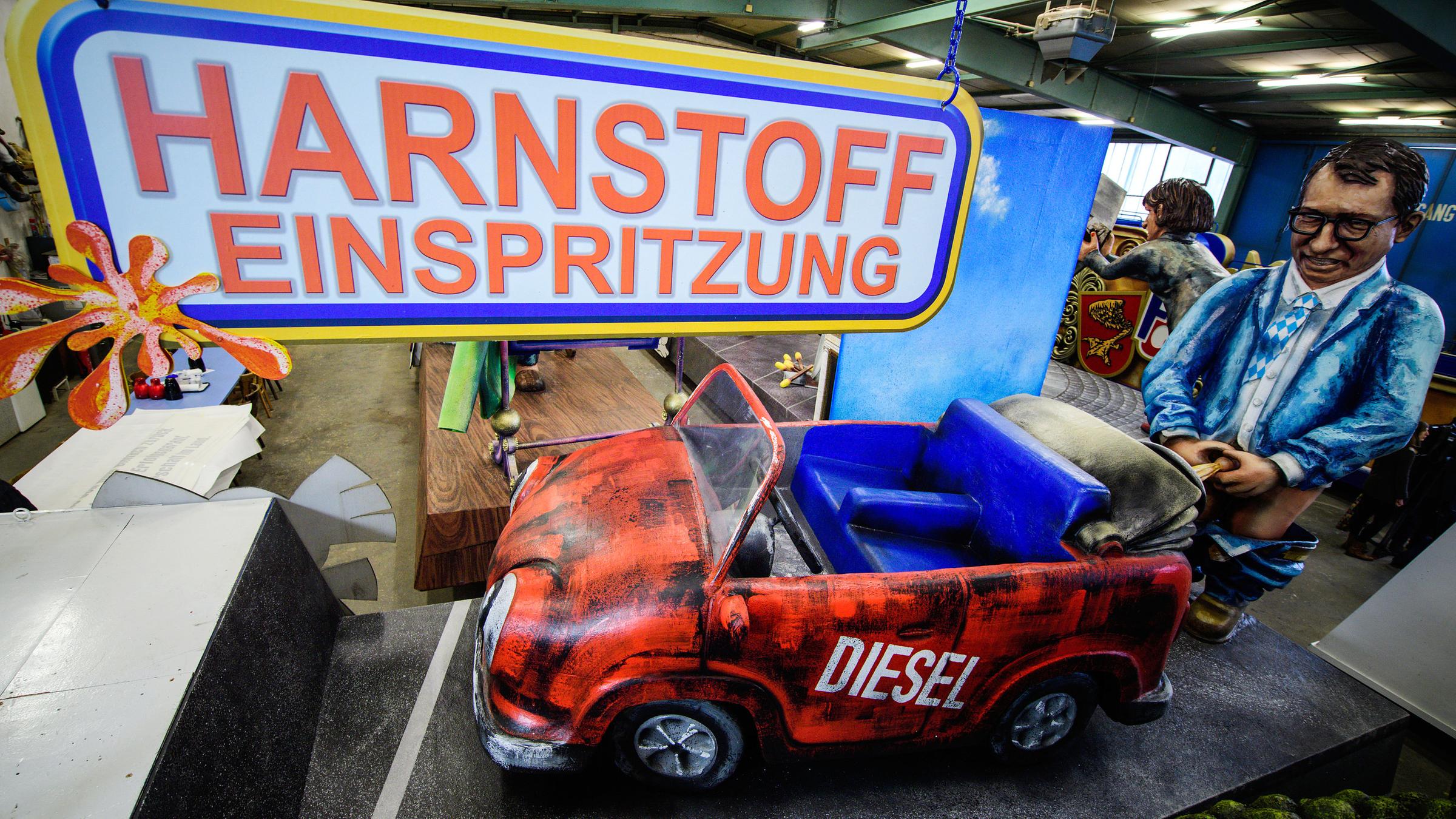 Der ehemalige Verkehrsminister Alexander Dobrindt (CSU) pinkelt in den Tank eines Dieselfahrzeugs.