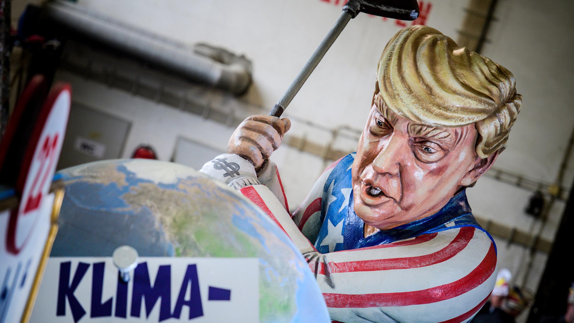 Thema Klimaabkommen: US-Präsident Donald Trump benutzt die Erde als Golfball.