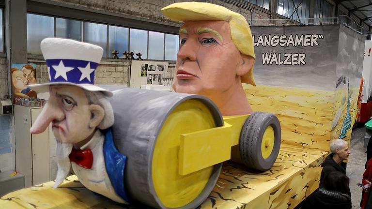 Beim kölner Karnevalsverein planiert US-Präsident Trump Amerika einfach platt.