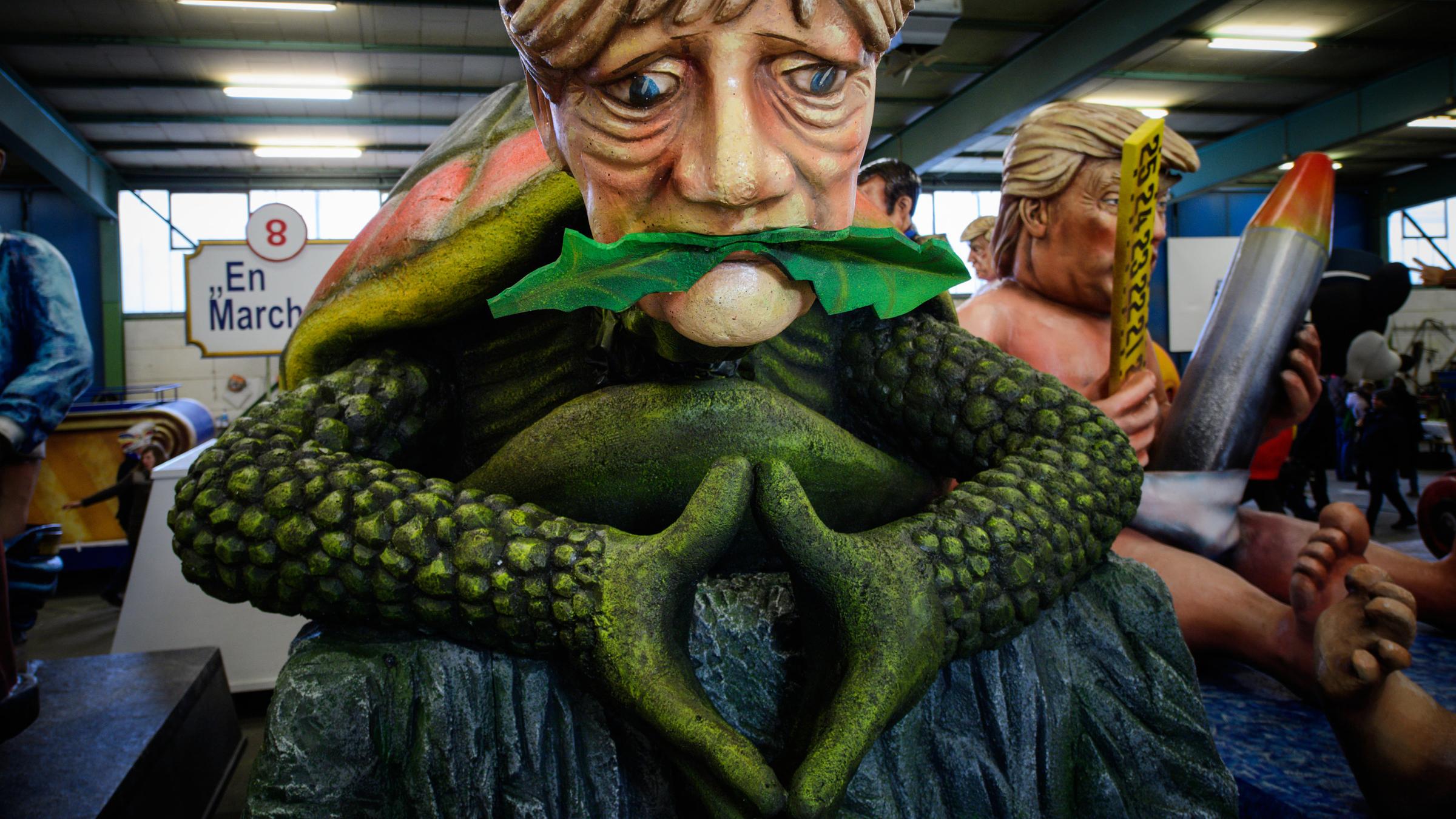 Bundeskanzlerin Angela Merkel (CDU) als "lebendes Fossil" in einen Schildkrötenpanzer. 