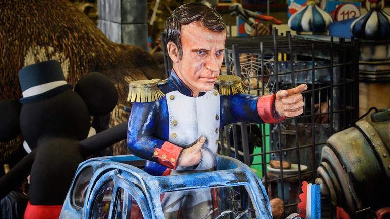 "En Marche!": Emanuel Macron in Napoleon-Pose.