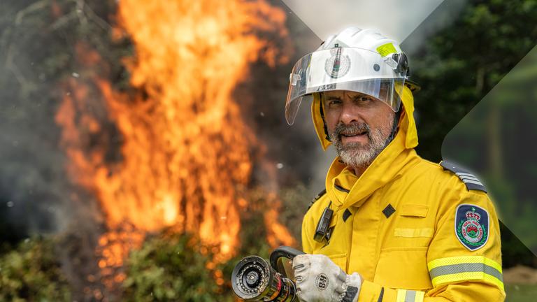  Christoph Maria Herbst mit löscht Feuer in Australien