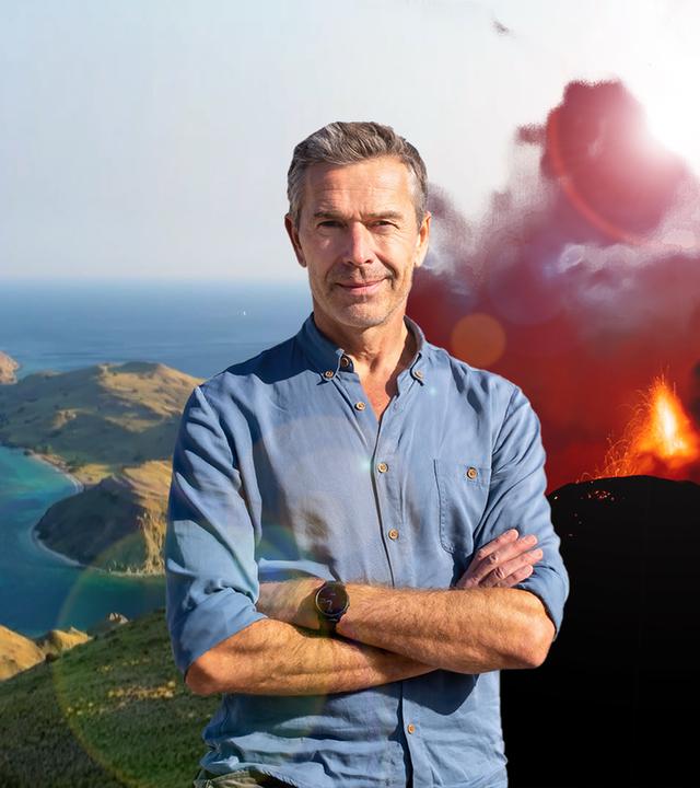 Montage: Dirk Steffens vor einer Landschaft mit grüner Küste links und einem ausbrechenden Vulkan rechts.