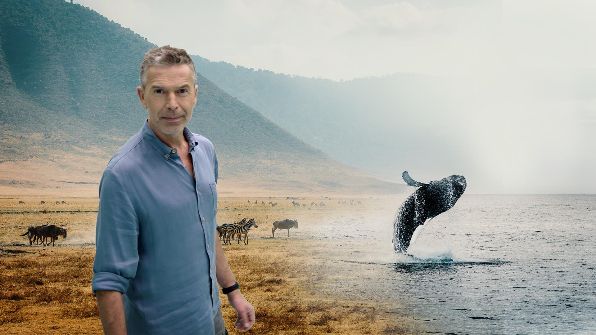 Montage: Dirk steffens vor einer Landschaft aus Steppe und Meer