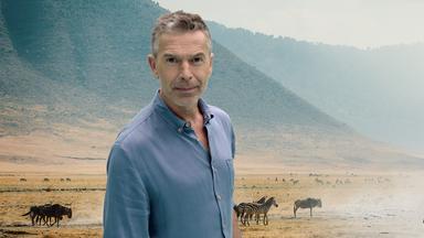 Montage: Dirk steffens vor einer Landschaft aus Steppe und Meer