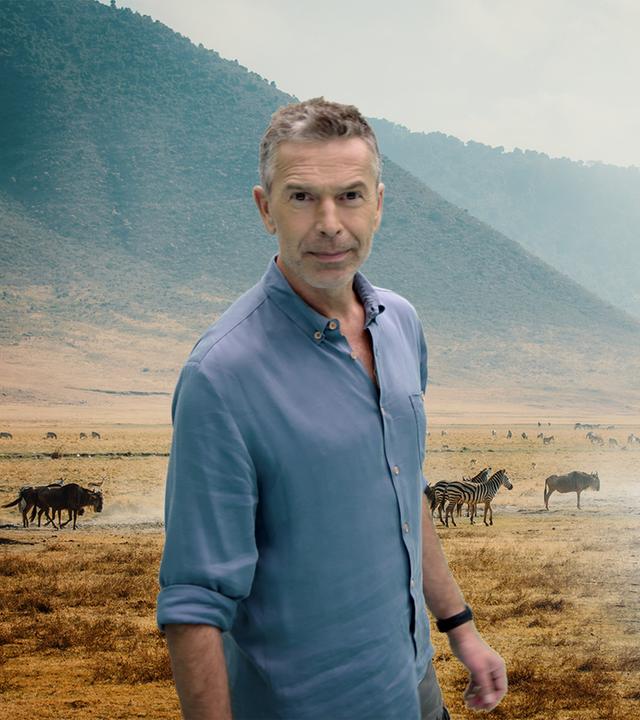 Montage: Dirk steffens vor einer Landschaft aus Steppe und Meer