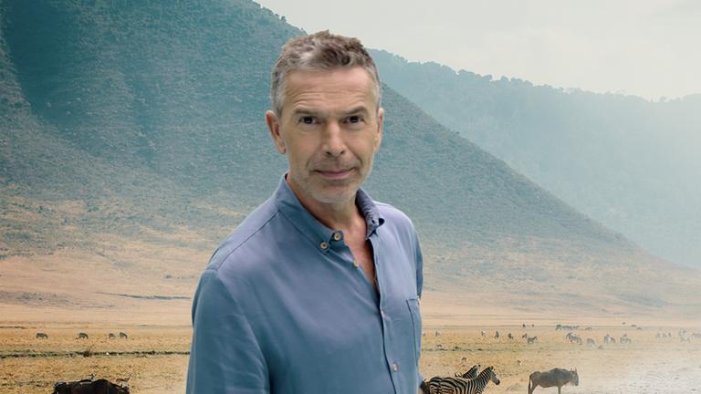 Montage: Dirk steffens vor einer Landschaft aus Steppe und Meer