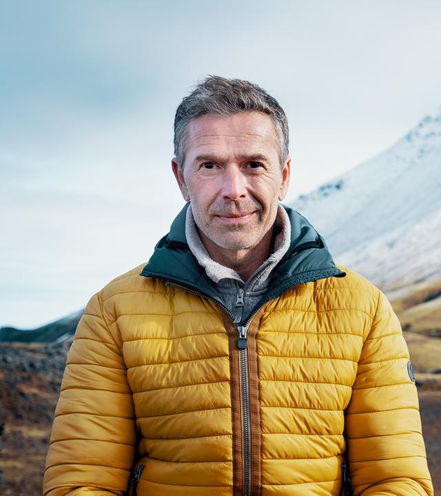 Dirk Steffens auf einem aktiven Vulkan.