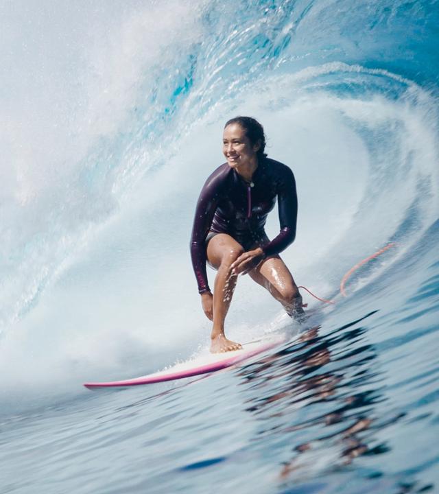 Surferin Vahine Fierro in den Wellen von Teahupoo auf Tahiti