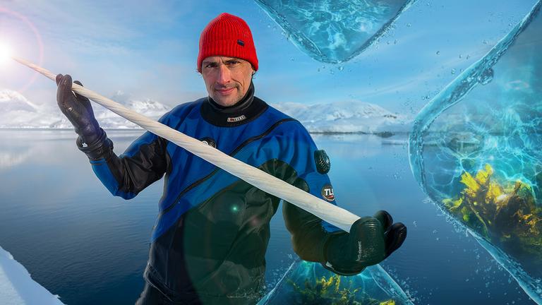Uli Kunz hält das Horn eines Narwals