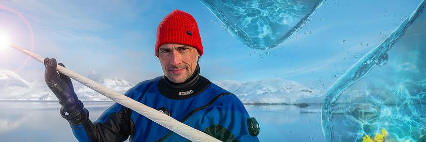 Uli Kunz hält das Horn eines Narwals