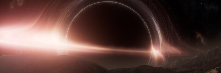 Computeranimation eines Schwarzen Lochs, das von leuchtenden Ringen umgeben ist. Im Vordergrund die felsige Oberfläche eines Planeten.