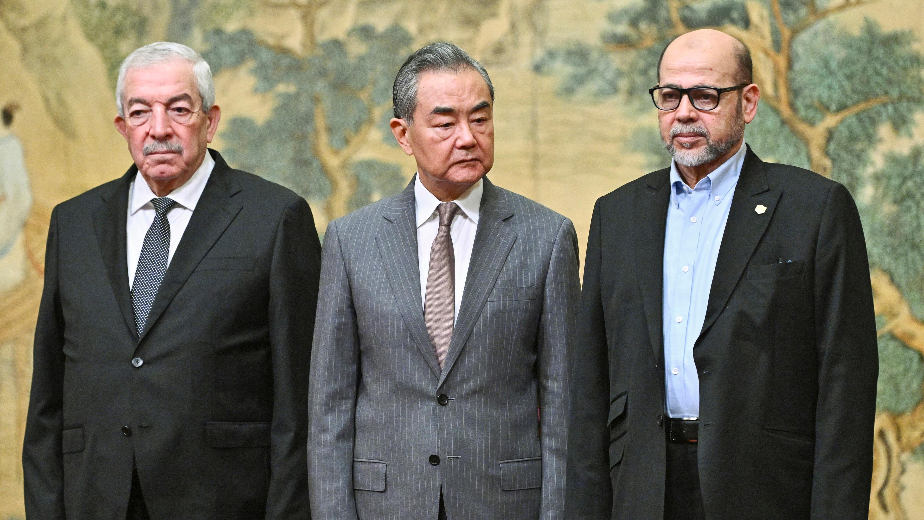 Wang Yi ist Gastgeber eines Treffens zwischen Mahmoud al-Aloul und Mussa Abu Marzuk, einem hochrangigen Mitglied der Hamas, im Diaoyutai State Guesthouse in Peking, 23.07.2024.