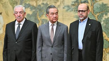Wang Yi ist Gastgeber eines Treffens zwischen Mahmoud al-Aloul und Mussa Abu Marzuk, einem hochrangigen Mitglied der Hamas, im Diaoyutai State Guesthouse in Peking, 23.07.2024.