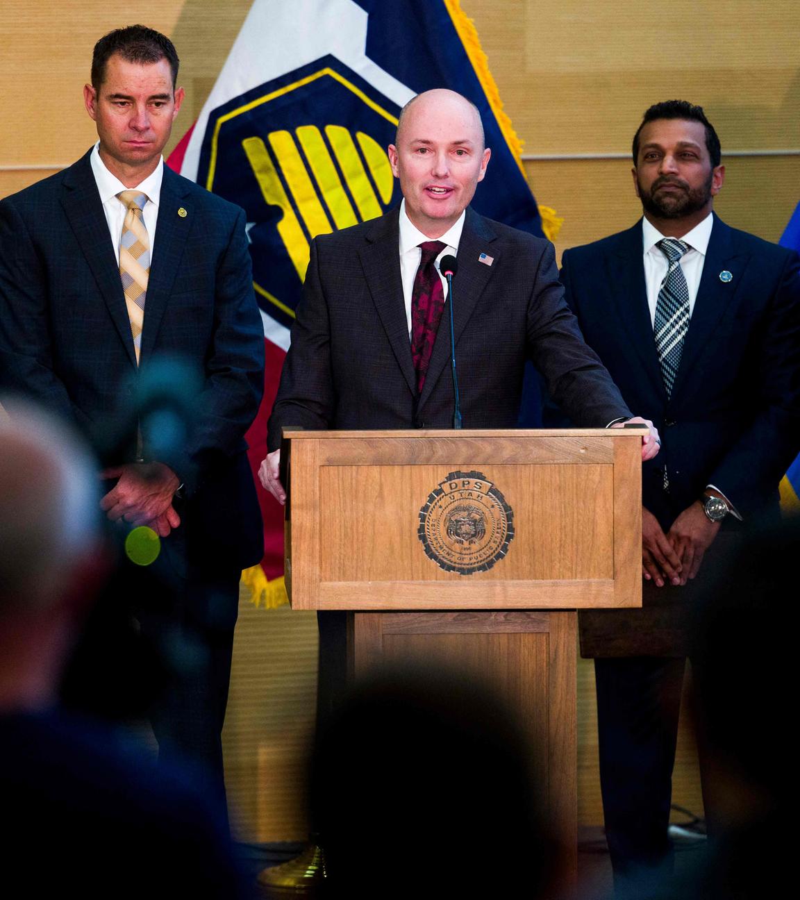 Der Gouverneur von Utah, Spencer Cox, spricht auf einer Pressekonferenz, flankiert von FBI-Direktor Kash Patel, nach der tödlichen Schießerei auf den politischen Aktivisten Charlie Kirk während einer Veranstaltung an der Utah Valley University am 12.09.2025 in Orem, Utah.