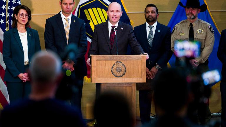 Der Gouverneur von Utah, Spencer Cox, spricht auf einer Pressekonferenz, flankiert von FBI-Direktor Kash Patel, nach der tödlichen Schießerei auf den politischen Aktivisten Charlie Kirk während einer Veranstaltung an der Utah Valley University am 12.09.2025 in Orem, Utah.