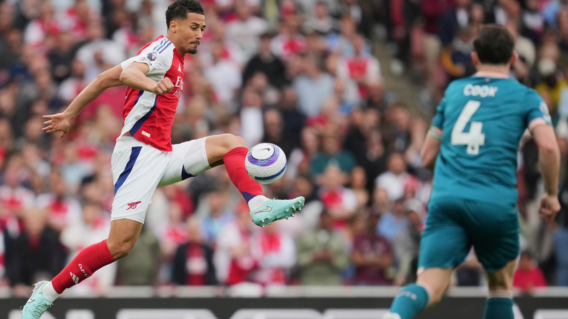 Premier League, FC Arsenal - AFC Bournemouth. Arsenals William Saliba (l.) stoppt den Ball.