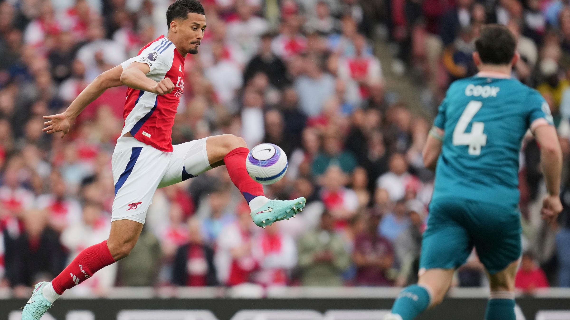 Premier League, FC Arsenal - AFC Bournemouth. Arsenals William Saliba (l.) stoppt den Ball.