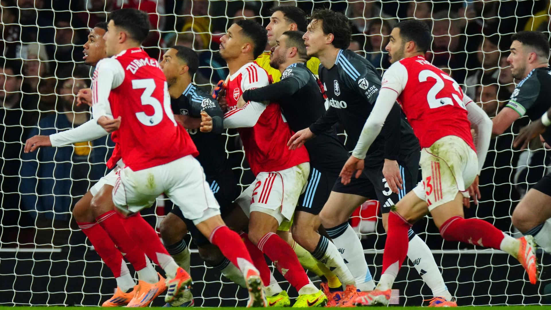 Arsenal-Spieler umzingeln und bedrängen bei einer Ecker Aston-Villa-Keeper Emiliano Martinez