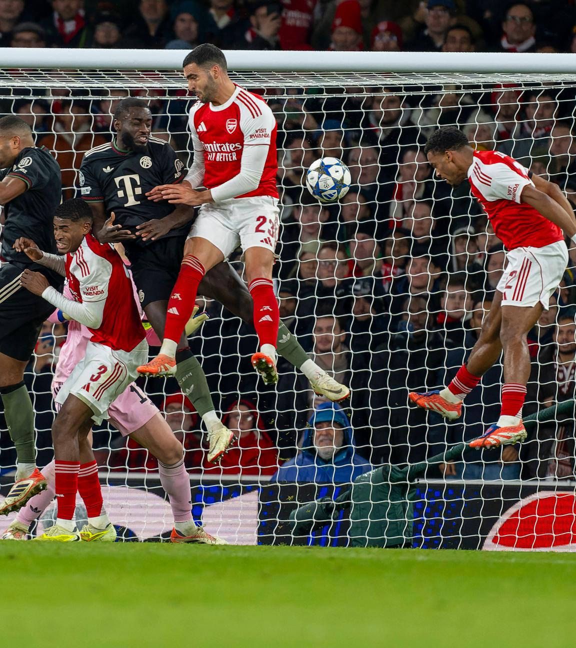 Noni Madueke (FC Arsenal), Harry Kane (FC Bayern München), Aleksandar Pavlovic (Bayern München), Michael Olise (FC Bayern München), Jonathan Tah (FC Bayern München), Christhian Mosquera (FC Arsenal), Dayot Upamecano (FC Bayern München) und Mikel Merino (FC Arsenal) bei einer Ecke des FC Arsenal