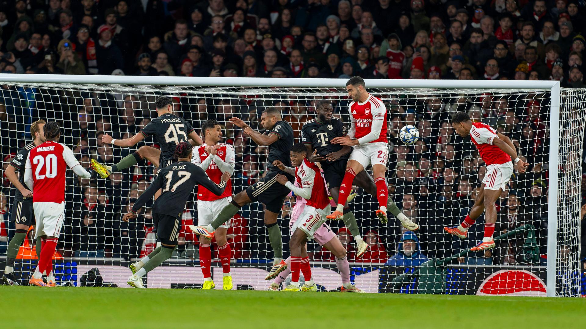 Noni Madueke (FC Arsenal), Harry Kane (FC Bayern München), Aleksandar Pavlovic (Bayern München), Michael Olise (FC Bayern München), Jonathan Tah (FC Bayern München), Christhian Mosquera (FC Arsenal), Dayot Upamecano (FC Bayern München) und Mikel Merino (FC Arsenal) bei einer Ecke des FC Arsenal