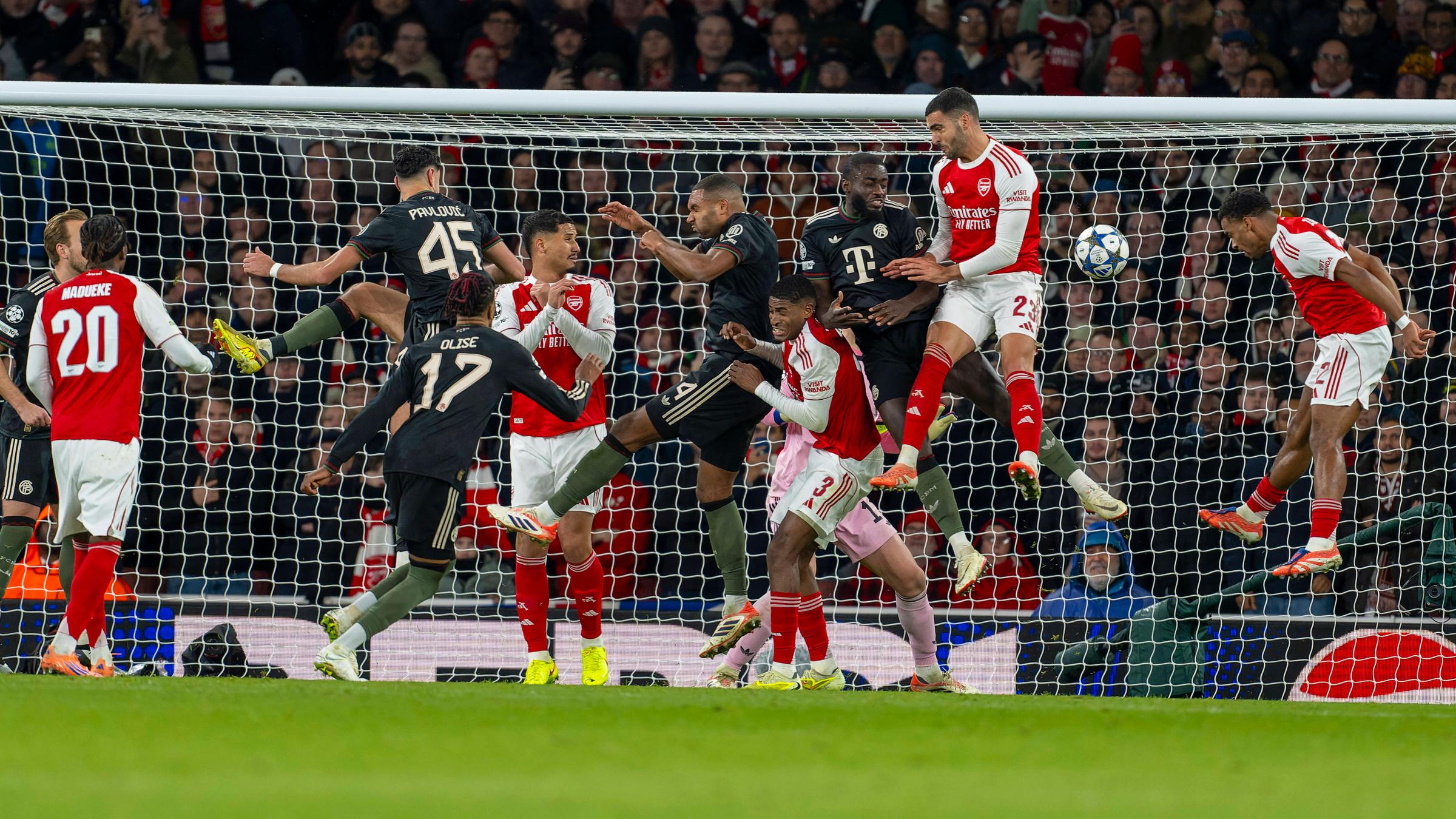 Noni Madueke (FC Arsenal), Harry Kane (FC Bayern München), Aleksandar Pavlovic (Bayern München), Michael Olise (FC Bayern München), Jonathan Tah (FC Bayern München), Christhian Mosquera (FC Arsenal), Dayot Upamecano (FC Bayern München) und Mikel Merino (FC Arsenal) bei einer Ecke des FC Arsenal