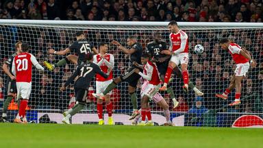 Noni Madueke (FC Arsenal), Harry Kane (FC Bayern München), Aleksandar Pavlovic (Bayern München), Michael Olise (FC Bayern München), Jonathan Tah (FC Bayern München), Christhian Mosquera (FC Arsenal), Dayot Upamecano (FC Bayern München) und Mikel Merino (FC Arsenal) bei einer Ecke des FC Arsenal